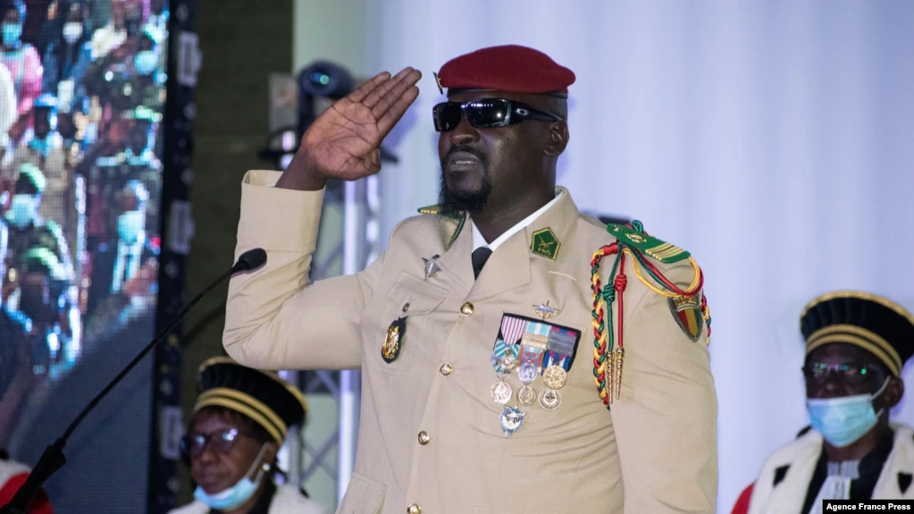 LE CHEF DU COUP D’ÉTAT EN GUINEE A PRETE SERMENT EN TANT QUE PRESIDENT DE TRANSITION — LÍDER DO GOLPE DA GUINÉ EMPOSSADO COMO PRESIDENTE DE TRANSIÇÃO — GUINEA COUP LEADER SWORN IN AS TRANSITIONAL PRESIDENT
