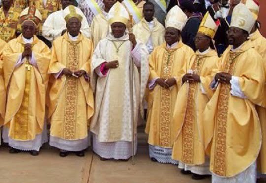 LES EVEQUES CATHOLIQUES DU TOGO CRIENT — BISPOS CATÓLICOS EM TOGO GRITAM — CATHOLIC BISHOPS IN TOGO CRY OUT