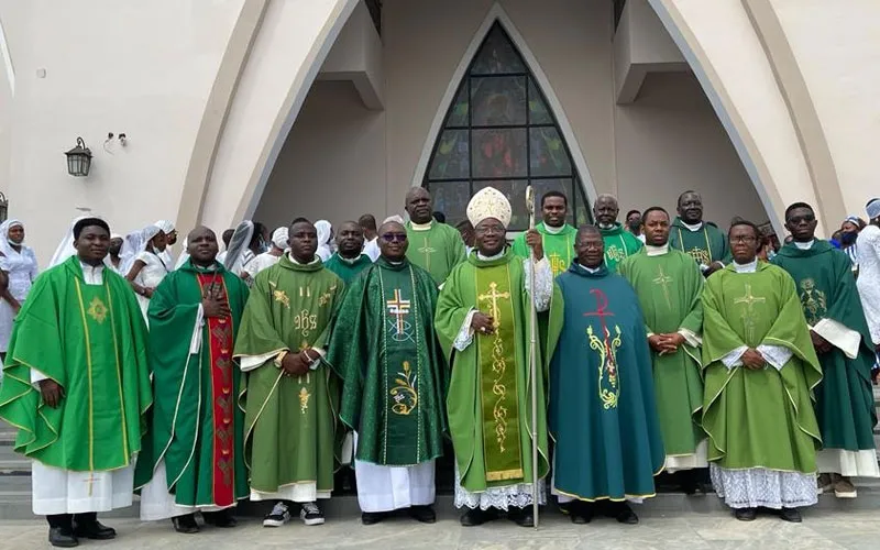 ARQUIDIOCESE CATÓLICA DA NIGÉRIA COMEMORA CRESCIMENTO RÁPIDO —- L’ARCHIDIOCESE CATHOLIQUE DU NIGERIA CELEBRE UNE CROISSANCE RAPIDE —- CATHOLIC ARCHDIOCESE IN NIGERIA CELEBRATES RAPID GROWTH