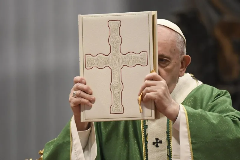 LE PAPE FRANÇOIS CROIT QUE LA PAROLE DE DIEU DONNE DE L’ESPOIR… O PAPA FRANCISCO ACREDITA QUE A PALAVRA DE DEUS DÁ ESPERANÇA… POPE FRANCIS BELIEVES THAT THE WORD OF GOD GIVES HOPE.