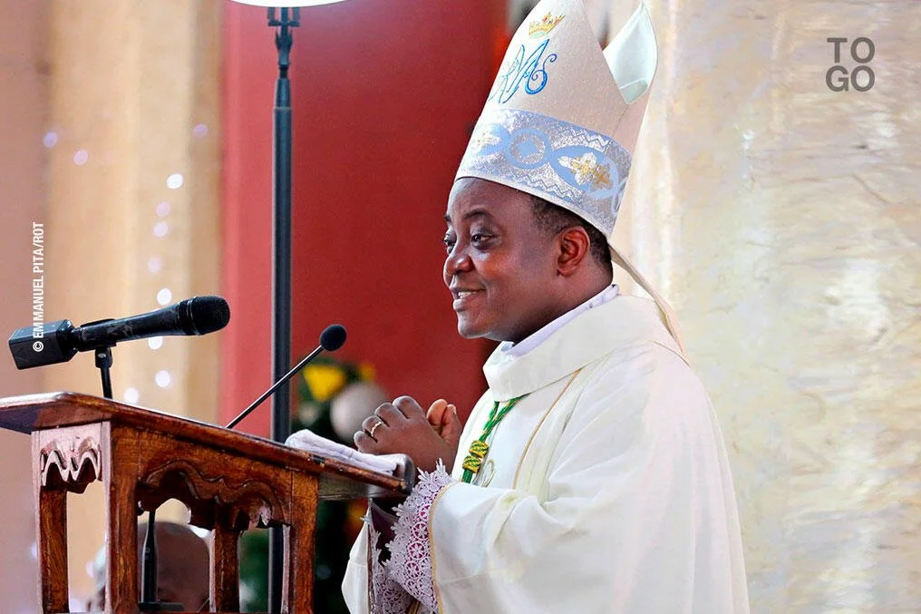 L&rsquo;ARCHEVEQUE CATHOLIQUE DU TOGO MET EN GARDE LES PRETRES — ARCEBISPO CATÓLICO NO TOGO ADVERTIU PADRES — CATHOLIC ARCHBISHOP IN TOGO CAUTIONED PRIESTS