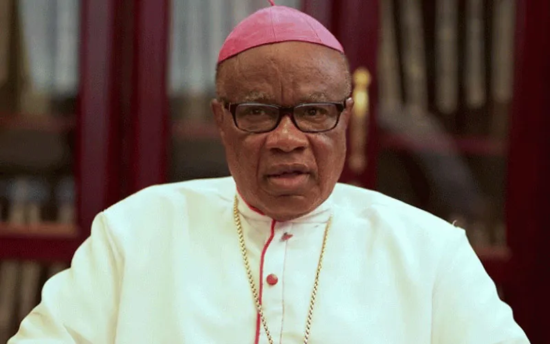 ARCEBISPO OKEKE ATACA UM PADRE DISSIDENTE EM SUA PROVÍNCIA — L’ARCHEVEQUE OKEKE FUSTIGE UN PRETRE DISSIDENT DANS SA PROVINCE — ARCHBISHOP OKEKE BLASTS A DISSIDENT PRIEST IN HIS PROVINCE