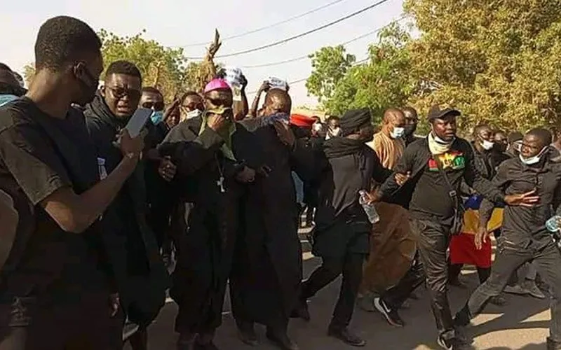 L’ARCHEVEQUE DE N’DJAMENA AU TCHAD BLESSE — ARCEBISPO DE N’DJAMENA NO CHADE FERIDO — THE ARCHBISHOP OF N’DJAMENA IN CHAD INJURED