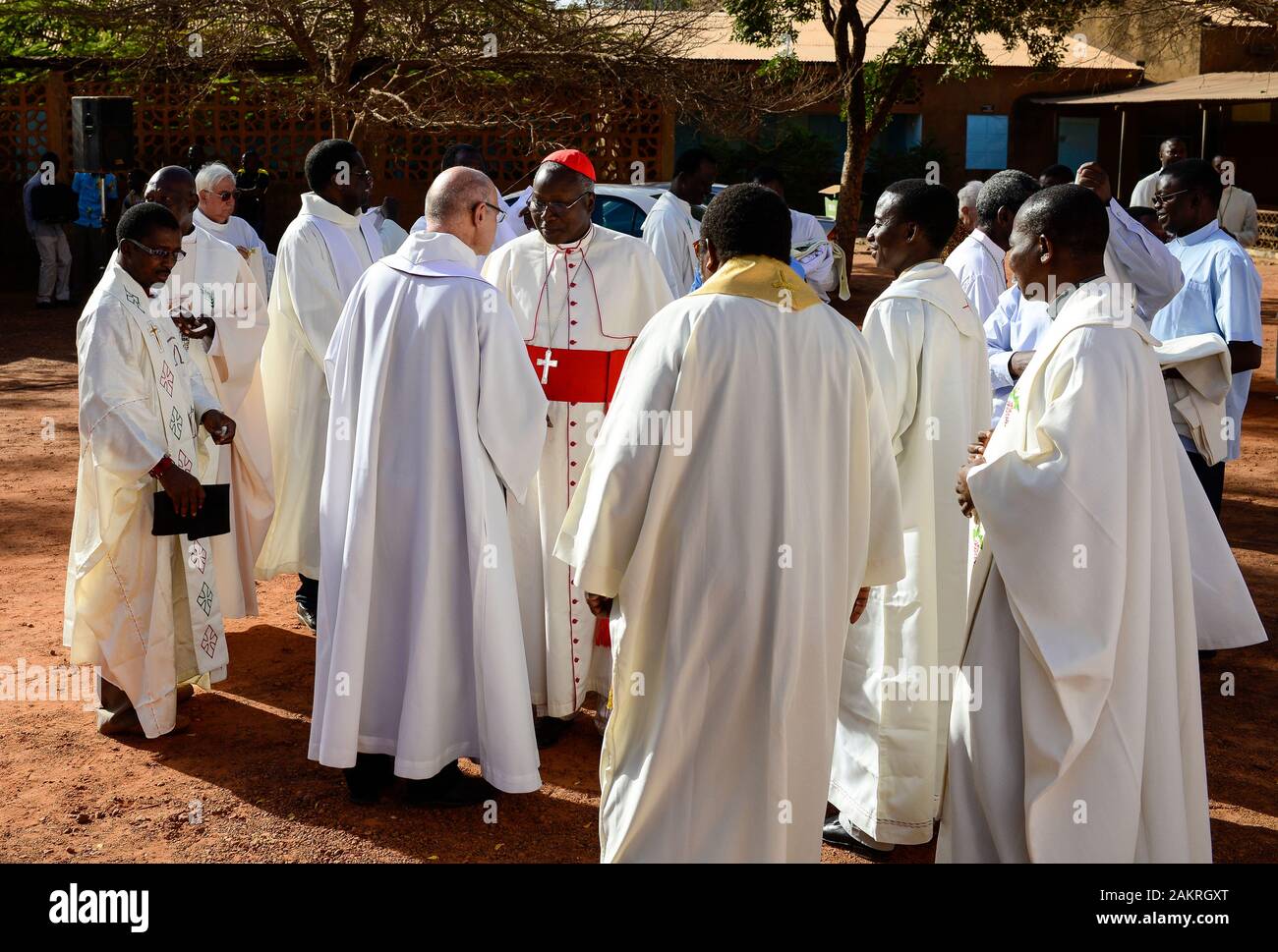 CARDEAL OUÉDRAOGO PEDE AMOR PARA EVITAR HOSTILIDADE NA ÁFRICA— CARDINAL OUÉDRAOGO CALLS FOR LOVE TO EVADE HOSTILITY IN AFRICA — LE CARDINAL OUEDRAOGO APPELLE A L’AMOUR POUR ECHAPPER A L’HOSTILITE EN AFRIQUE