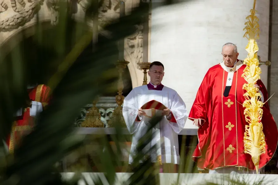 O SANTO PADRE PAPA FRANCISCO FALA AOS PEREGRINOS — LE SAINT-PERE LE PAPE FRANÇOIS S’ADRESSE AUX PELERINS — THE HOLY FATHER POPE FRANCIS SPEAKS TO PILGRIMS