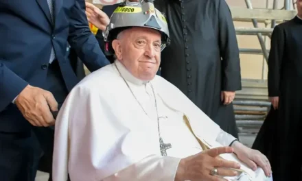 LE PAPE FRANÇOIS OUVRE LA PORTE SAINTE A L’AQUILA, EN ITALIE—- PAPA FRANCISCO ABRE A PORTA SANTA EM L’AQUILA, ITÁLIA —– POPE FRANCIS OPENS THE HOLY DOOR IN L’AQUILA, ITALY