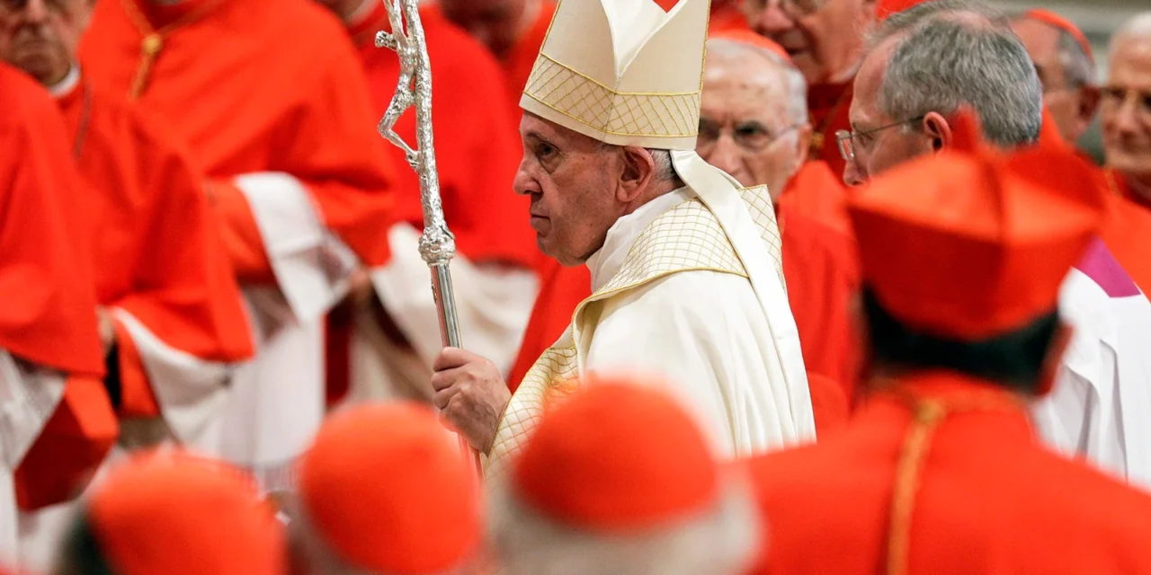 PAPA FRANCISCO FAZ JURAMENTO AOS NOVOS CARDEAIS NESTE SÁBADO— LE PAPE FRANÇOIS PRETE SERMENT SAMEDI AUX NOUVEAUX CARDINAUX — POPE FRANCIS SWEARS IN NEW CARDINALS ON SATURDAY