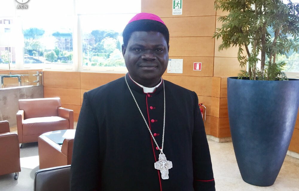 BISHOP DENOUNCES GOVERNMENT SILENCE IN FACE OF TERRORIST ATTACKS IN NIGERIA — BISPO DENUNCIA O SILÊNCIO DO GOVERNO DIANTE DE ATAQUES TERRORISTAS NA NIGÉRIA — UN EVÊQUE DENONCE LE SILENCE DU GOUVERNEMENT FACE AUX ATTAQUES TERRORISTES AU NIGERIA