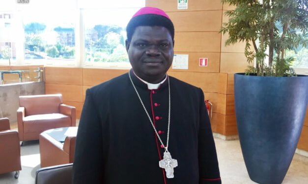 BISHOP DENOUNCES GOVERNMENT SILENCE IN FACE OF TERRORIST ATTACKS IN NIGERIA — BISPO DENUNCIA O SILÊNCIO DO GOVERNO DIANTE DE ATAQUES TERRORISTAS NA NIGÉRIA — UN EVÊQUE DENONCE LE SILENCE DU GOUVERNEMENT FACE AUX ATTAQUES TERRORISTES AU NIGERIA