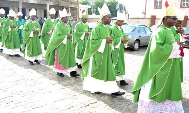 LES EVEQUES CATHOLIQUES DU NIGERIA ONT MIS EN GARDE LE GOUVERNEMENT DU PAYS — BISPOS CATÓLICOS DA NIGÉRIA ALERTARAM O GOVERNO DO PAÍS — CATHOLIC BISHOPS OF NIGERIA WARNED THE GOVERNMENT OF THE COUNTRY