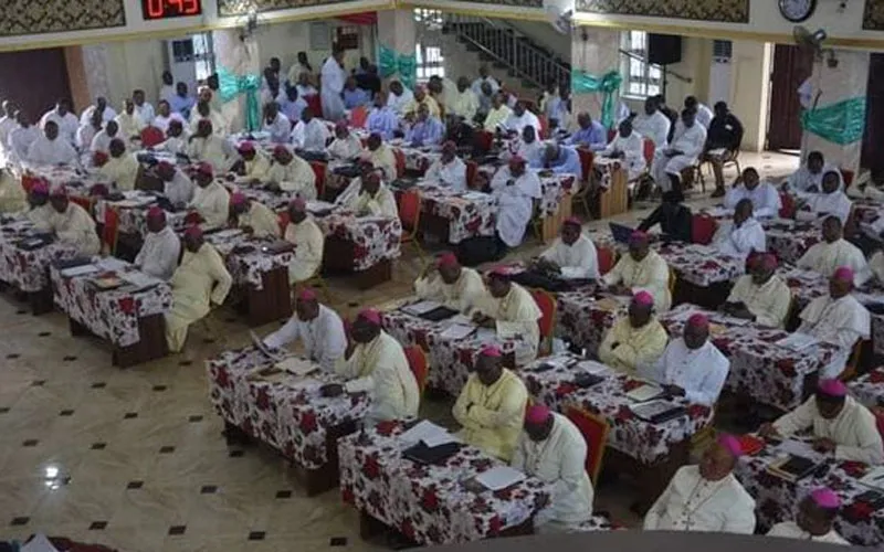 LES EVEQUES DU NIGERIA PRETS A TRAVAILLER POUR UN PAYS MEILLEUR — BISPOS DA NIGÉRIA PRONTOS PARA TRABALHAR POR UM PAÍS MELHOR — BISHOPS IN NIGERIA READY TO WORK FOR A BETTER COUNTRY