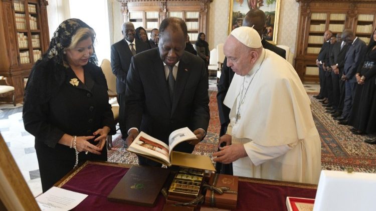 Pope Francis receives Ivorian President Alassane Ouattara — Le Pape François a reçu le président ivoirien Alassane Ouattara — Papa Francisco recebe presidente da Costa do Marfim, Alassane Ouattara