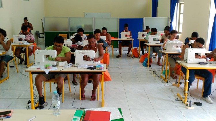 Em Cabo Verde, freiras ajudam vítimas de prostituição — Au Cap Vert, des religieuses aident les victimes de la prostitution — In Cape Verde, nuns help victims of prostitution
