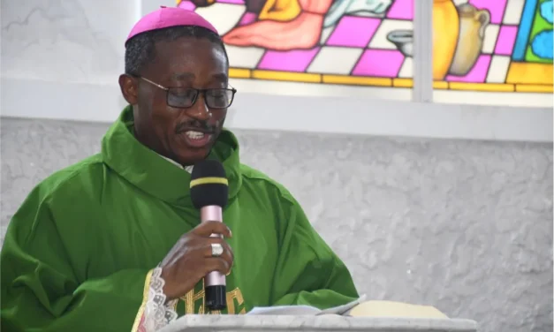 Catholic bishop asks for prayers for political leaders to  »obey God&rsquo;s will » — Bispo católico pede orações para que líderes políticos  »obedeçam à vontade de Deus » — Un évêque catholique demande des prières pour que les dirigeants politiques « obéissent à la volonté de Dieu »