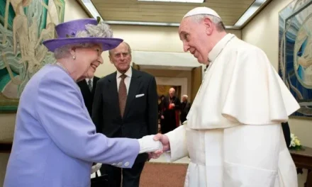 LE PAPE FRANÇOIS FAIT L’ELOGE DE FEU LA REINE ELIZABETH — PAPA FRANCISCO ELOGIA A FALECIDA RAINHA ELIZABETH — POPE FRANCIS SHOWERS PRAISE ON LATE QUEEN ELIZABETH