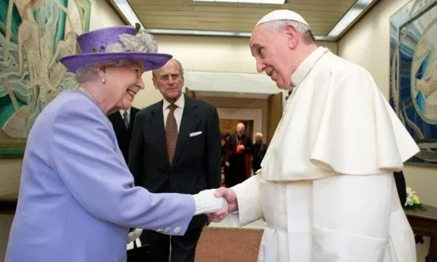 LE PAPE FRANÇOIS FAIT L&rsquo;ELOGE DE FEU LA REINE ELIZABETH — PAPA FRANCISCO ELOGIA A FALECIDA RAINHA ELIZABETH — POPE FRANCIS SHOWERS PRAISE ON LATE QUEEN ELIZABETH