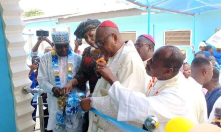 A MUSLIM DONATES TO THE CATHOLIC CHURCH IN NIGERIA — UN MUSULMAN FAIT UN DON A L’ÉGLISE CATHOLIQUE AU NIGERIA — UM MUÇULMANO DOA PARA A IGREJA CATÓLICA NA NIGÉRIA