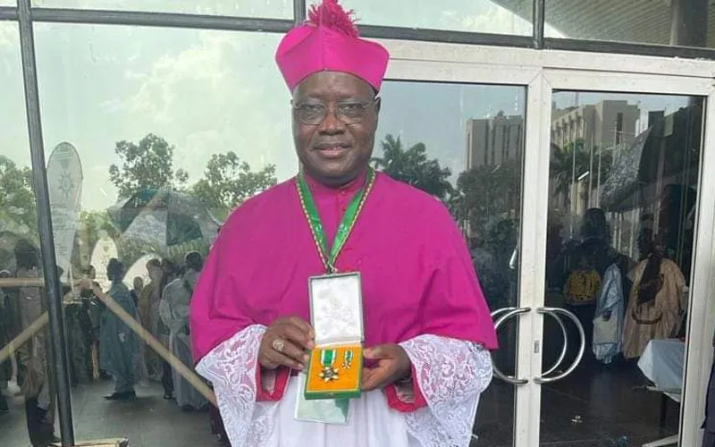 KAIGAMA RESPONDE A INÚMERAS CRÍTICAS SOBRE O PRÊMIO PRESIDENCIAL —- KAIGAMA REPOND AUX NOMBREUSES CRITIQUES SUR LE PRIX PRESIDENTIEL —- KAIGAMA RESPONDS TO NUMEROUS CRITIQUES ON THE PRESIDENTIAL AWARD