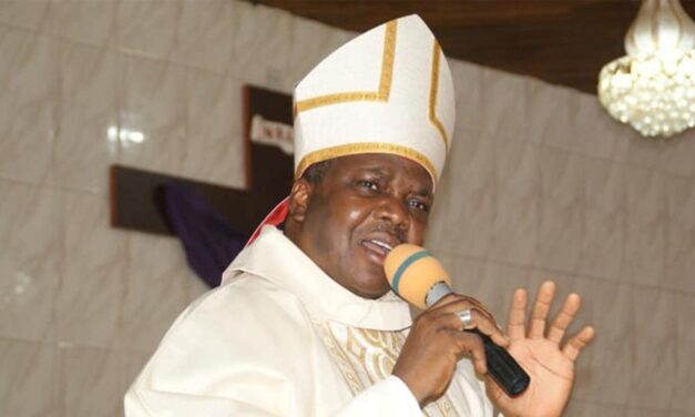 MGR BADEJO INSISTE SUR LA QUALITE INSPIRANTE DU SYNODE SUR LA COMMUNICATION — BISPO BADEJO FALA SOBRE A BONDADE INSPIRADORA DO SÍNODO SOBRE COMUNICAÇÃO — BISHOP BADEJO HARPS ON THE INSPIRATIONAL GOODNESS OF SYNOD ON COMMUNICATION