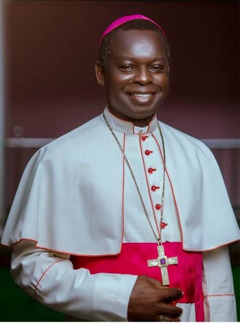 MICHEAL UKPONG TORNA-SE O NOVO BISPO DE UMUAHIA NA NIGÉRIA — MICHEAL UKPONG DEVIENT LE NOUVEL EVEQUE D’UMUAHIA AU NIGERIA — MICHEAL UKPONG BECOMES THE NEW BISHOP OF UMUAHIA IN NIGERIA