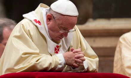 LA TRAGEDIE A FRAPPE LA PLACE SAINT-PIERRE, — LE PAPE PRIE — TRAGEDY STRUCK IN SAINT PETER’S SQUARE, —THE POPE PRAYS — TRAGÉDIA NA PRAÇA DE SÃO PEDRO, REZA O PAPA