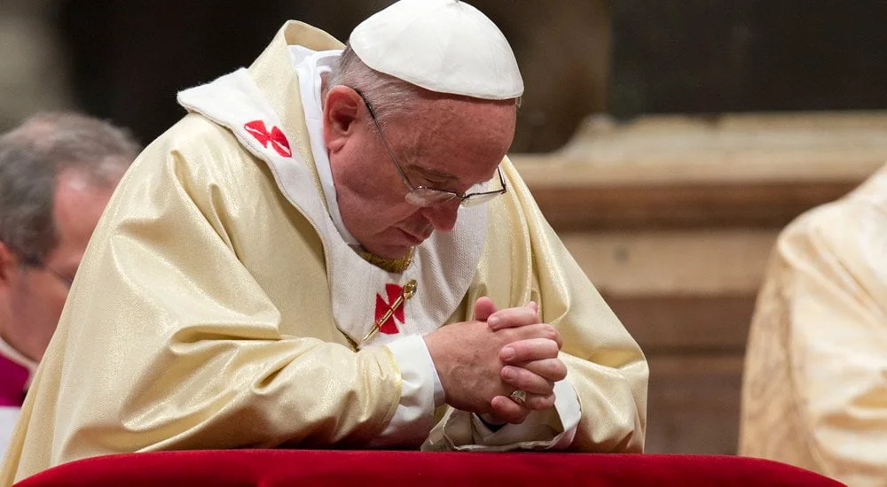 LA TRAGEDIE A FRAPPE LA PLACE SAINT-PIERRE, — LE PAPE PRIE — TRAGEDY STRUCK IN SAINT PETER’S SQUARE, —THE POPE PRAYS — TRAGÉDIA NA PRAÇA DE SÃO PEDRO, REZA O PAPA