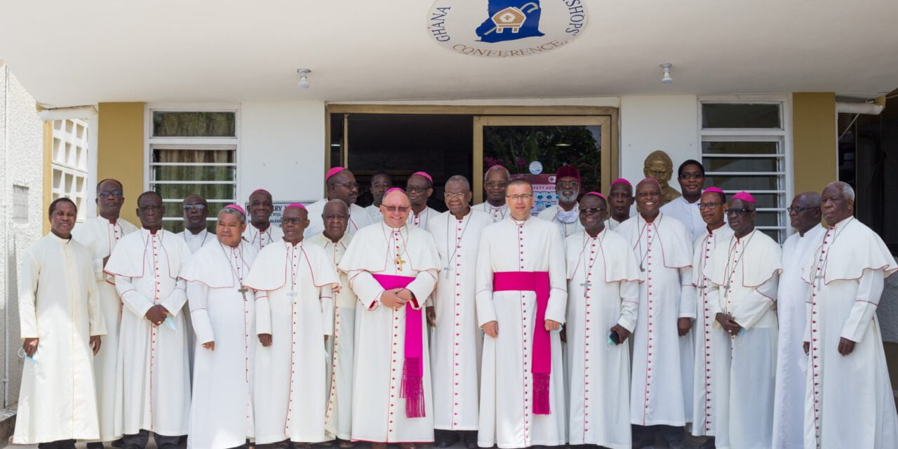 LES EVEQUES CATHOLIQUES DU GHANA FACE A LA REALITE EXISTENTIELLE — CATHOLIC BISHOPS IN GHANA FACING THE EXISTENTIAL REALITY — BISPOS CATÓLICOS EM GANA DIANTE DA REALIDADE EXISTENCIAL