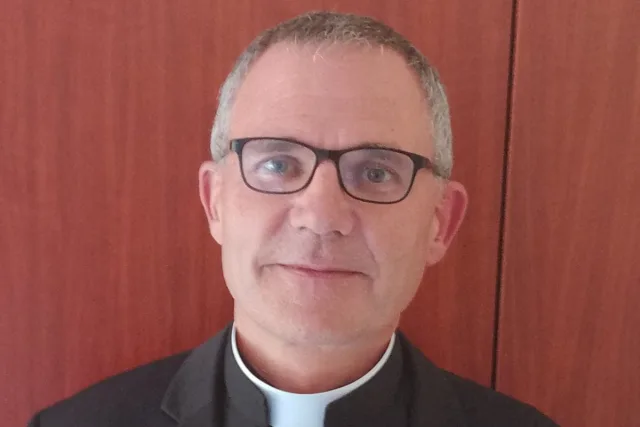 UN PRETRE EN FRANCE REFUSE LA NOMINATION EPISCOPALE —- UM PADRE NA FRANÇA RECUSA NOMEAÇÃO EPISCOPAL —- A PRIEST IN FRANCE TURNS DOWN EPISCOPAL NOMINATION
