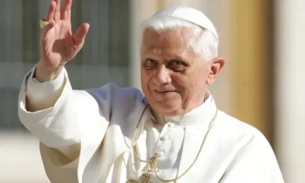 PAPA BENTO SE DESPEDE DE TODOS NÓS — LE PAPE BENOIT NOUS DIT AU REVOIR A TOUS — POPE BENEDICT SAYS GOODBYE TO ALL OF US—