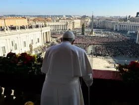 LE SAINT-PERE PRIE POUR LA FIN DE LA TROISIEME GUERRE MONDIALE —- O SANTO PADRE REZA PELO FIM DA TERCEIRA GUERRA MUNDIAL —- THE HOLY FATHER PRAYS FOR AN END TO THE THIRD WORLD WAR