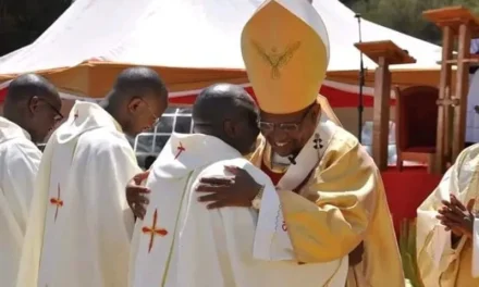 PADRE CEGO É ORDENADO NO QUÊNIA — UN PRETRE AVEUGLE ORDONNE AU KENYA — A BLIND PRIEST ORDAINED IN KENYA