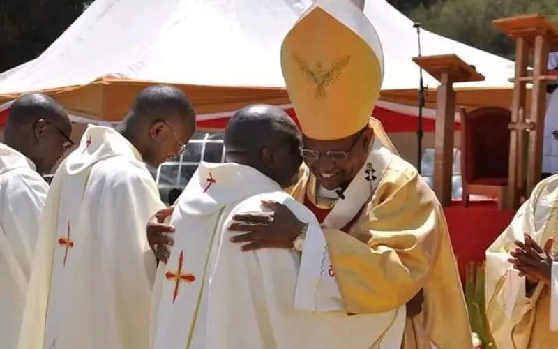PADRE CEGO É ORDENADO NO QUÊNIA — UN PRETRE AVEUGLE ORDONNE AU KENYA — A BLIND PRIEST ORDAINED IN KENYA