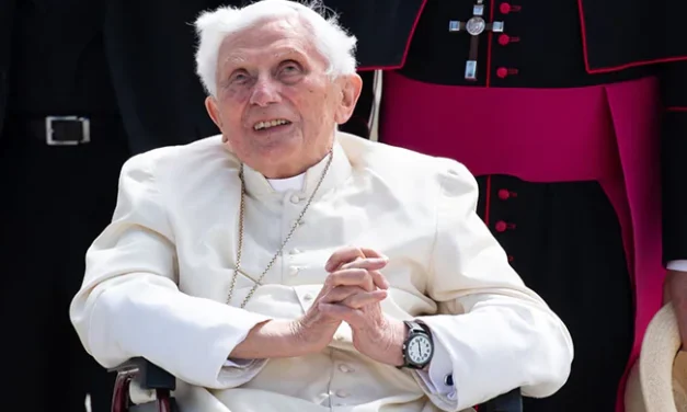 POR QUE O PAPA BENTO RENUNCIOU EM 2005?— POURQUOI LE PAPE BENOIT XVI A-T-IL DEMISSIONNE EN 2005 ? — WHY DID POPE BENEDICT RESIGN IN 2005?