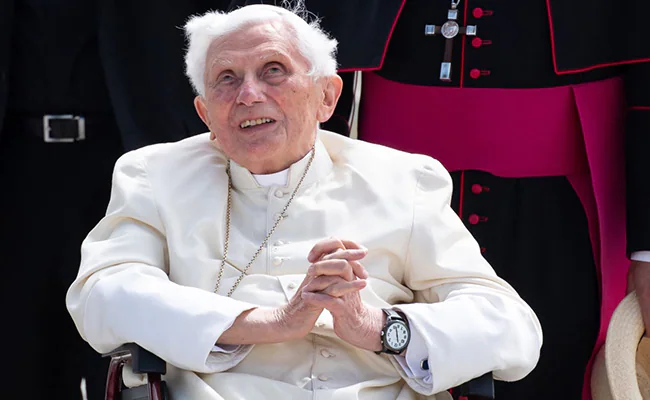 POR QUE O PAPA BENTO RENUNCIOU EM 2005?— POURQUOI LE PAPE BENOIT XVI A-T-IL DEMISSIONNE EN 2005 ? — WHY DID POPE BENEDICT RESIGN IN 2005?