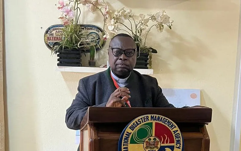 un prêtre de Sierra Leone s’engage pour la liberté d’expression dans la lutte contre le discours de haine — Sierra Leone priest stands up for freedom of expression in the fight against hate speech — Sacerdote de Serra Leoa defende a liberdade de expressão na luta contra o discurso de ódio
