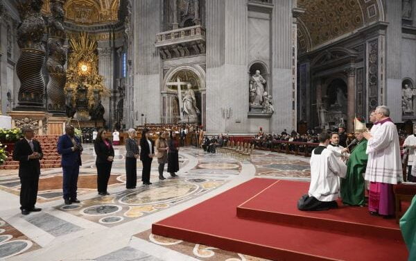 O SANTO PADRE CONFERIU OS MINISTÉRIOS DE LEITOR E CATEQUISTA AOS FIÉIS LEIGOS —- LE SAINT-PERE CONFERE LES MINISTERES DE LECTEUR ET DE CATECHISTE AUX FIDELES LAÏCS —- THE HOLY FATHER CONFERRED MINISTRIES OF LECTOR AND CATECHIST TO LAY FAITHFUL