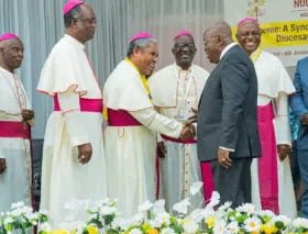 LES ÉVÊQUES CATHOLIQUES DU GHANA DÉCRIVENT LA RESTRUCTURATION DE LA DETTE INTÉRIEURE—- BISPOS CATÓLICOS EM GANA RECLAMAM A REESTRUTURAÇÃO DA DÍVIDA INTERNA—- CATHOLIC BISHOPS IN GHANA DECRY DOMESTIC DEBT RESTRUCTURING