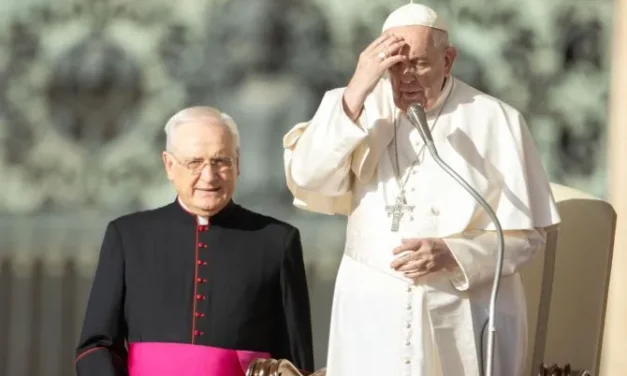 O PAPA REZA PELO PE. ACHI COMO ELE FOI ENTERRADO — LE PAPE PRIE POUR LE P. ACHI COMME IL A ETE ENTERRE — THE POPE PRAYS FOR FR. ACHI AS HE WAS BURIED