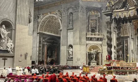 PAPA FRANCISCO AGRADECE A DEUS PELO DOM DE BENTO XVI — LE PAPE FRANÇOIS REND GRACE A DIEU POUR LE DON DE BENOIT — POPE FRANCIS GIVES THANKS TO GOD FOR THE GIFT OF BENEDICT