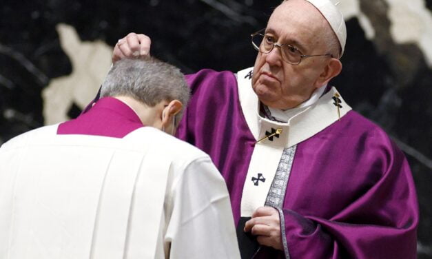 CRISTIANISMO SIGNIFICA LIBERDADE PARA VIVER, DISSE O SANTO PADRE — LE CHRISTIANISME SIGNIFIE LA LIBERTE DE VIVRE, A DECLARE LE SAINT-PERE — CHRISTIANITY IMPLIES FREEDOM TO LIVE, SAID THE HOLY FATHER