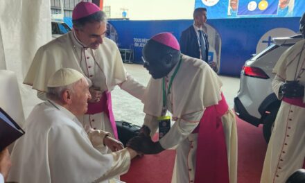 LE SAINT-PERE ARRIVE DR CONGO— CHEGADA DO SANTO PADRE DR. CONGO— THE HOLY FATHER ARRIVES DR CONGO