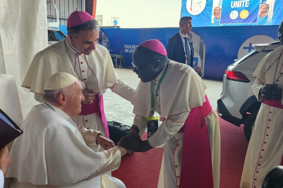 LE SAINT-PERE ARRIVE DR CONGO— CHEGADA DO SANTO PADRE DR. CONGO— THE HOLY FATHER ARRIVES DR CONGO
