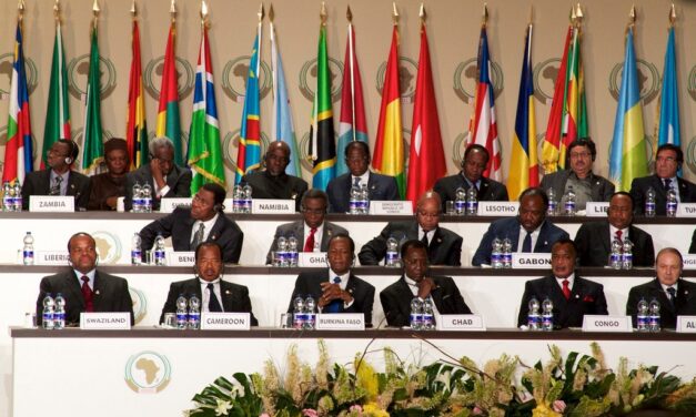 A MAIORIA DOS PAÍSES AFRICANOS ESTÁ GRADUALMENTE ENTRANDO NA ANARQUIA — LA PLUPART DES PAYS AFRICAINS DERIVENT PROGRESSIVEMENT VERS L’ANARCHIE— MOST AFRICAN COUNTRIES ARE GRADUALLY DRIFTING INTO ANARCHY