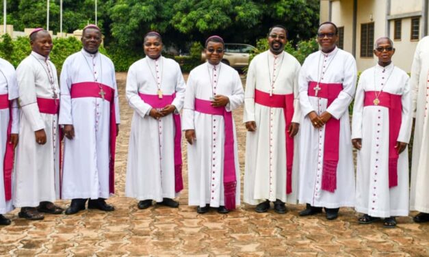 LES ÉVÊQUES CATHOLIQUES DU TOGO SONT À EMULER— OS BISPOS CATÓLICOS DE TOGO DEVEM SER EMULADOS— TOGO CATHOLIC BISHOPS STAND TO BE EMULATED