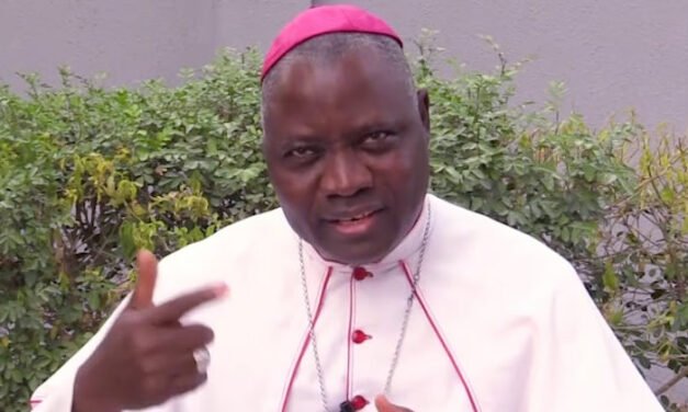 UN EVEQUE CATHOLIQUE NIGERIAN COMPATIT AVEC LES DEPLACES INTERNES— BISPO CATÓLICO DA NIGÉRIA SE SOLIDARIZA COM OS DESLOCADOS INTERNOS — NIGERIA CATHOLIC BISHOP COMMISERATES WITH IDPS