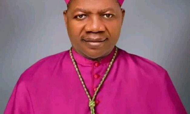 Ordination épiscopale de Mgr. Mark Maigida Nkwain, premier évêque du nouveau diocèse de Wukari — Episcopal ordination of Mgr. Mark Maigida Nkwain, first bishop of the new diocese of Wukari — Ordenação episcopal de Mons. Mark Maigida Nkwain, primeiro bispo da nova diocese de Wukari