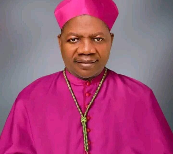 Ordination épiscopale de Mgr. Mark Maigida Nkwain, premier évêque du nouveau diocèse de Wukari — Episcopal ordination of Mgr. Mark Maigida Nkwain, first bishop of the new diocese of Wukari — Ordenação episcopal de Mons. Mark Maigida Nkwain, primeiro bispo da nova diocese de Wukari