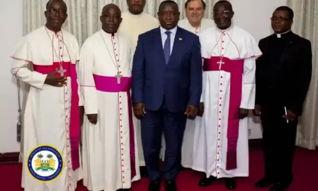 COMO AS ELEIÇÕES NA ÁFRICA, SERRA LEOA CAMINHA PARA O PERIGO — COMME LES ELECTIONS EN AFRIQUE, LA SIERRA LEONE SE DIRIGE VERS LE DANGER — LIKE ELECTIONS IN AFRICA SIERRA LEONE IS HEADING TOWARD DANGER