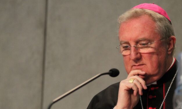 LE TSAR DE LA LITURGIE DU VATICAN REJETTE LES PLANS INAVOUES DE L’ÉGLISE ALLEMAND— O CZAR DA LITURGIA DO VATICANO REJEITA OS PLANOS OCULTOS DA IGREJA ALEMÃ—- VATICAN LITURGY CZAR REJECTS GERMAN CHURCH’S ULTERIOR PLANS