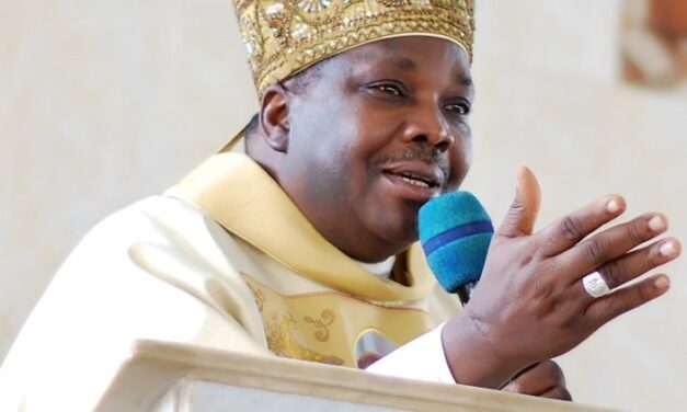 À ESPERA DE UM DIA DO TRABALHADOR MAIS FELIZ —EN ATTENDANT UNE JOURNEE DES TRAVAILLEURS PLUS HEUREUSE —AWAITING A HAPPIER WORKERS’ DAY